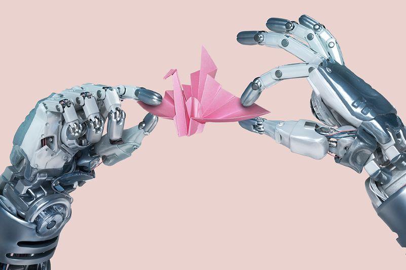 Mãos robóticas segurando um origami rosa