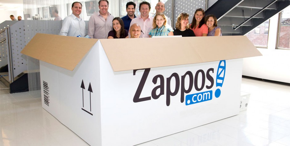 Zappos: pesssoas dentro de uma caixa escrito Zappos
