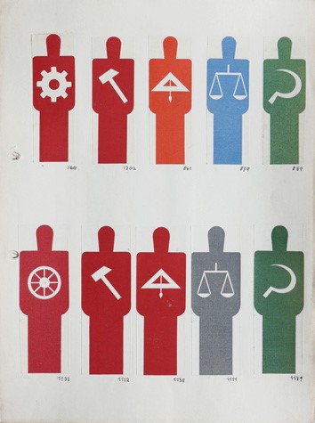 ilustração de pessoas em cores variadas com diversos ícones no peito