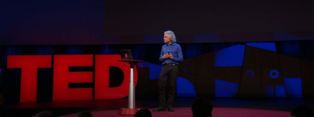 Mulher dando palestra no TED Talks