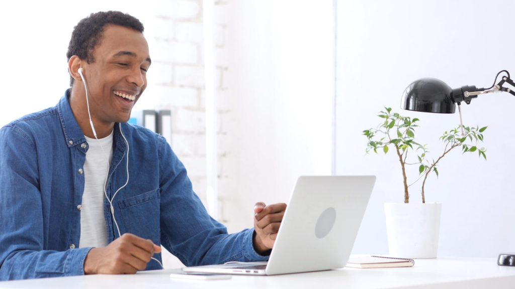 homem usando Skype, uma das ferramentas de comunicação interna