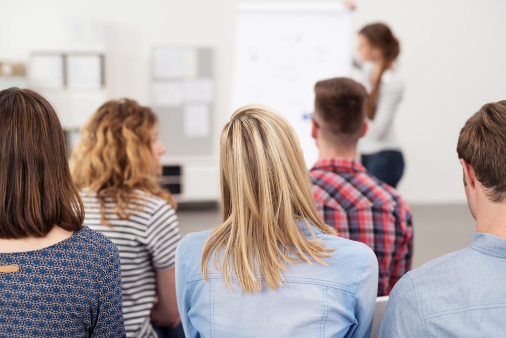 educação corporativa e treinamento feito por meio de palestras na empresa