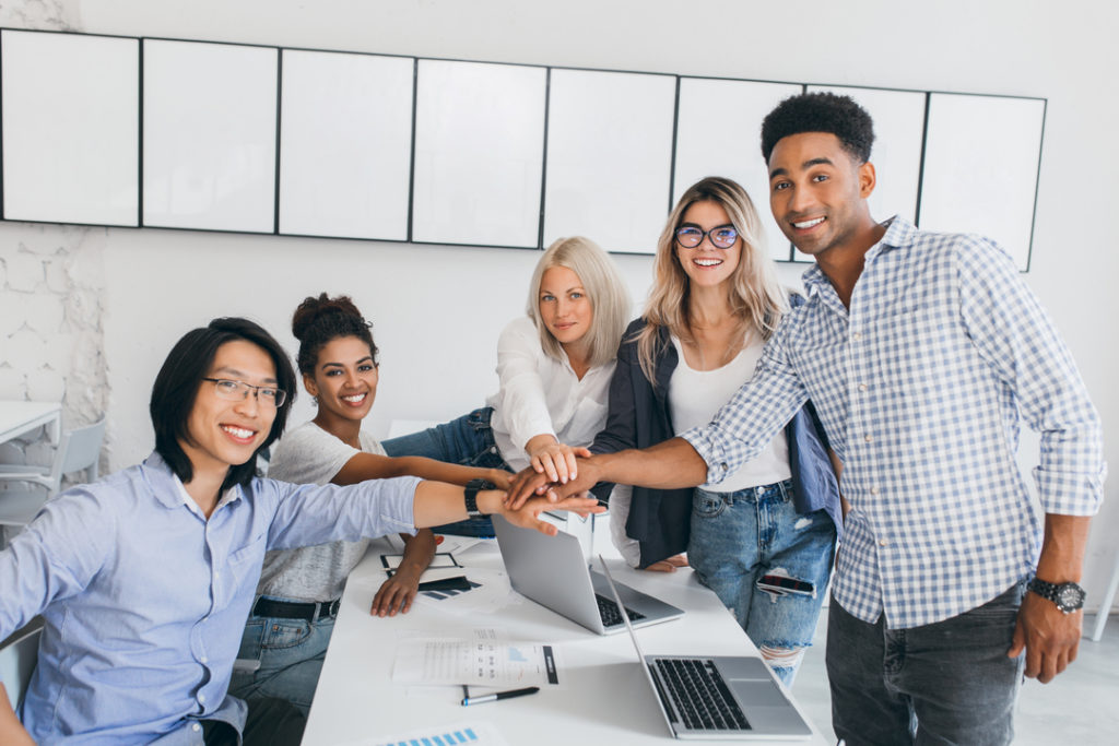 Liderança inclusiva: retrato de equipe diversa, com pessoas brancas, negras e asiáticas