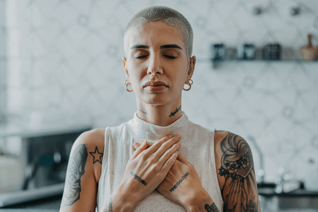 Uma mulher fazendo técnica de respiração para melhorar a oratória