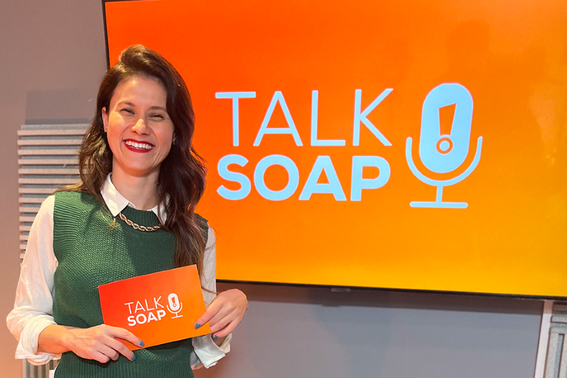 Renata Catto, apresentadora do Talk SOAP, no estúdio em que foi gravado o podcast