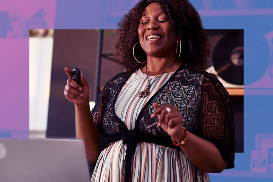 Mulher sorridente durante uma apresentação sobre estratégia de comunicação com um passador de slides na mão