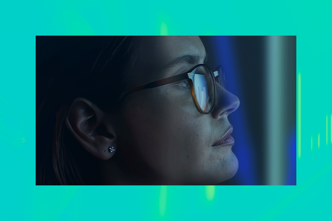 Gráficos são refletidos nos óculos de uma mulher