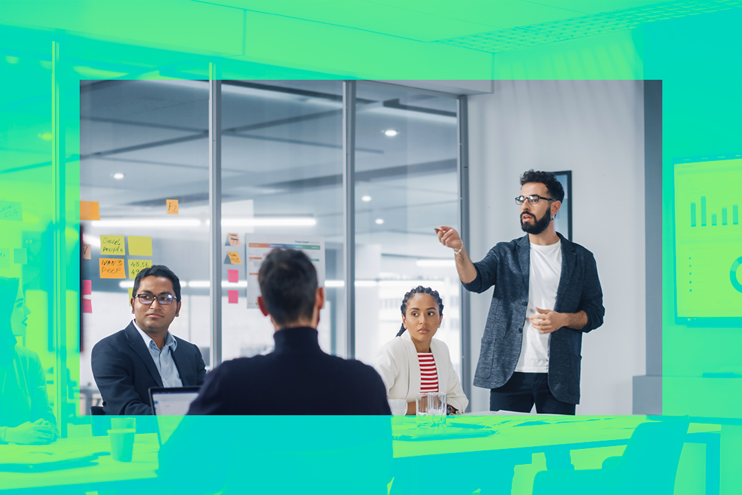 Reunião de apresentação de projeto com profissionais discutindo ideias em ambiente moderno e corporativo.