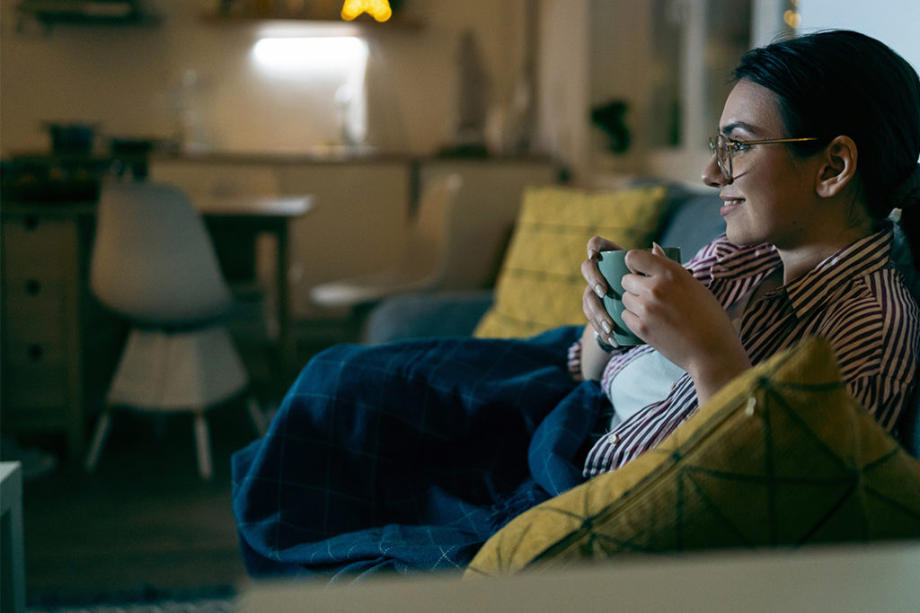 Mulher assistindo filmes para quem quer ser mais persuasivo