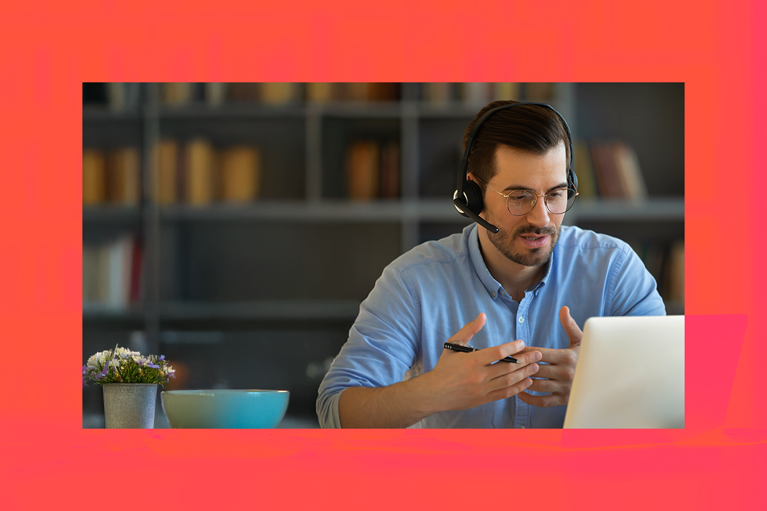 Homem falando ao computador durante videoconferência no Microsoft Teams