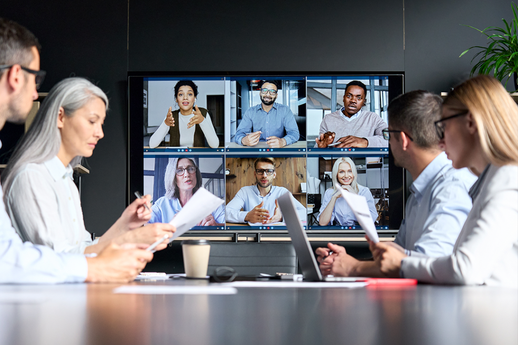 Reunião virtual com participantes conectados via Microsoft Teams