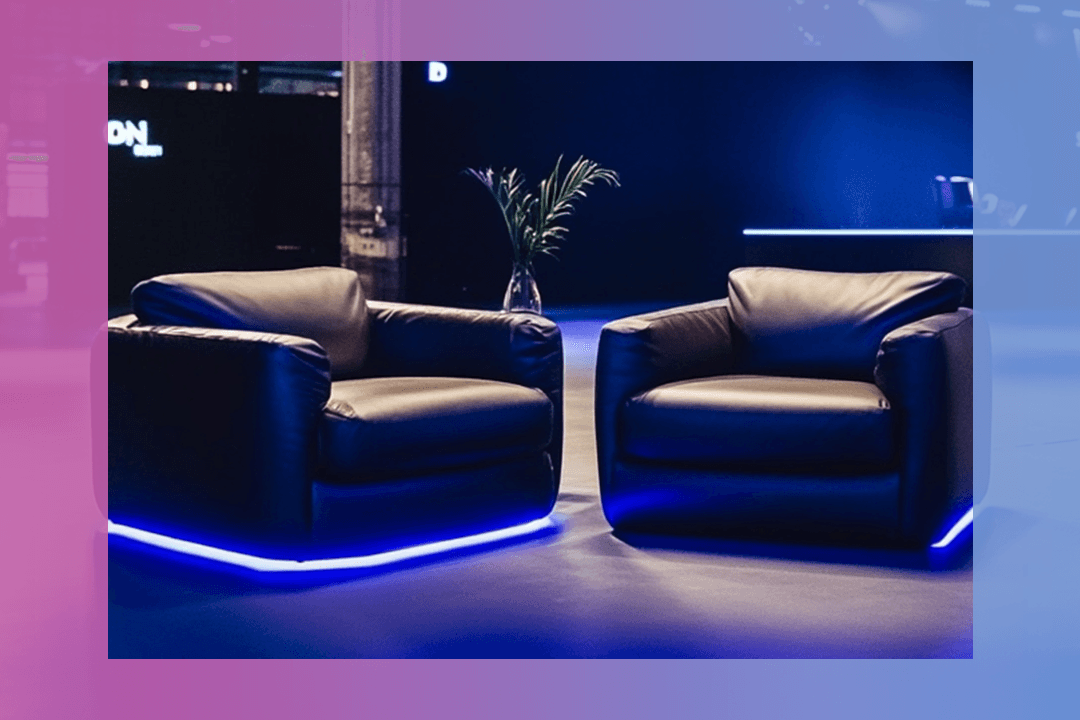 Foto de duas poltronas iluminadas por luzes LED azuis em um ambiente moderno. Representa a tendência de cenografia imersiva e design tecnológico em eventos corporativos
