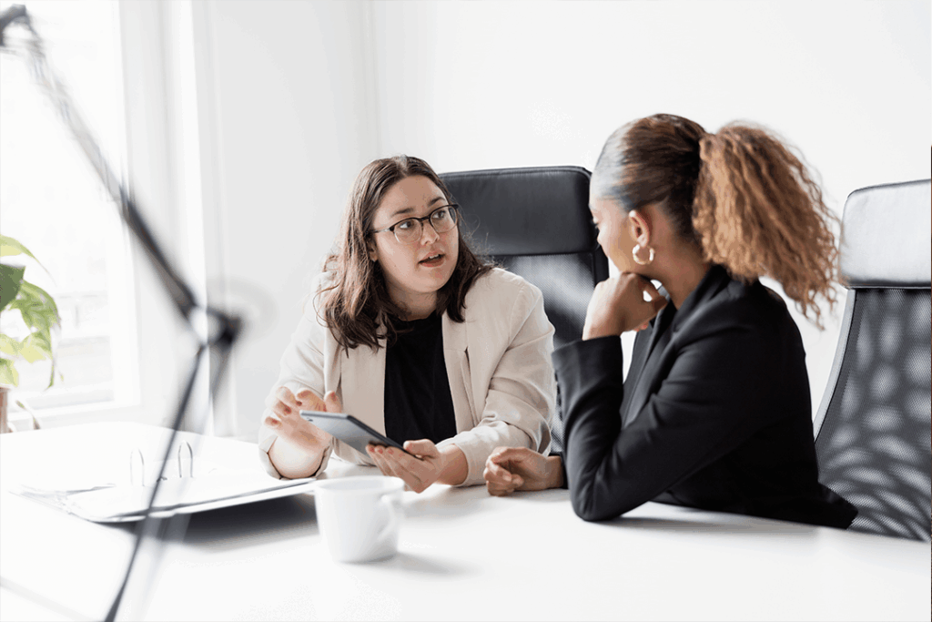 Duas funcionárias conversando sobre as possibilidades da carreira em Y