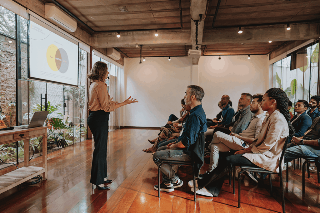 Grupo durante treinamento de Elevator Pitch para líderes