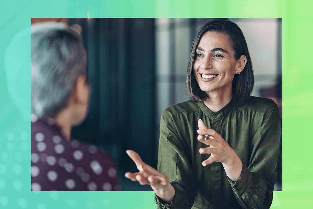 Dois colegas de trabalho exercitando a comunicação assertiva