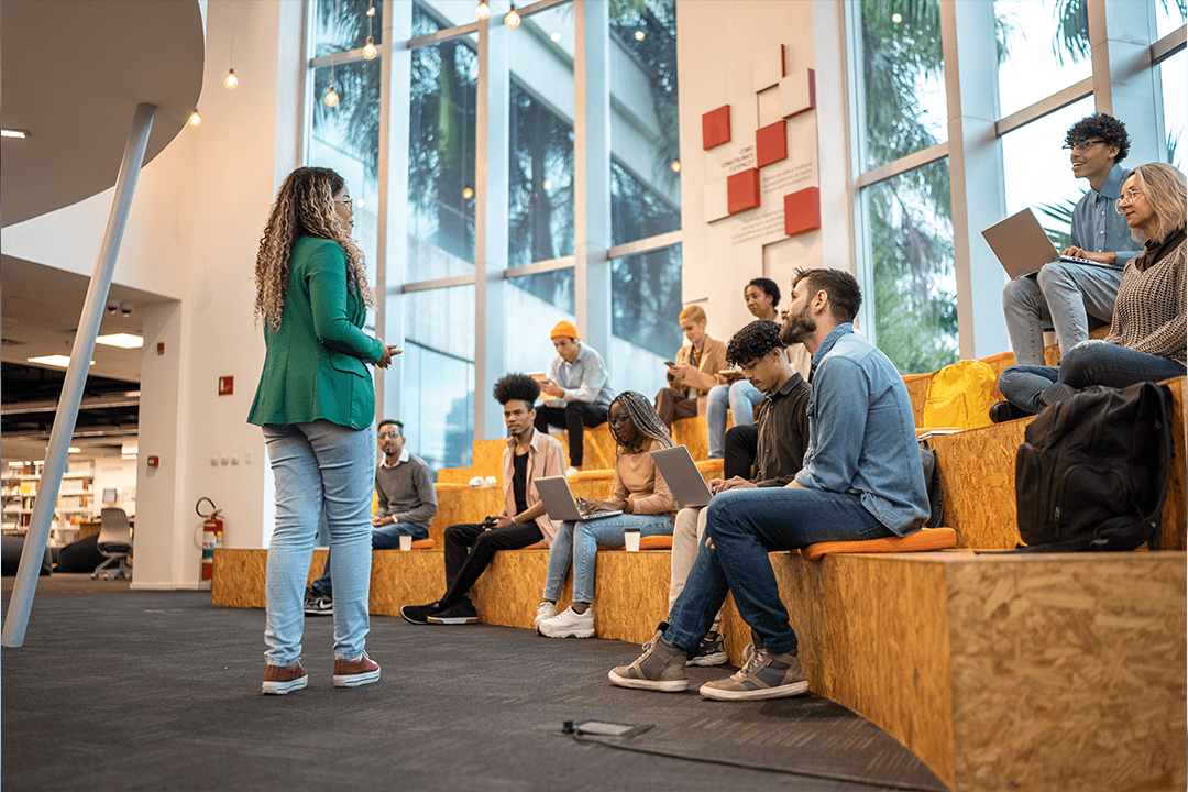 Colaboradores em treinamento sobre oratória