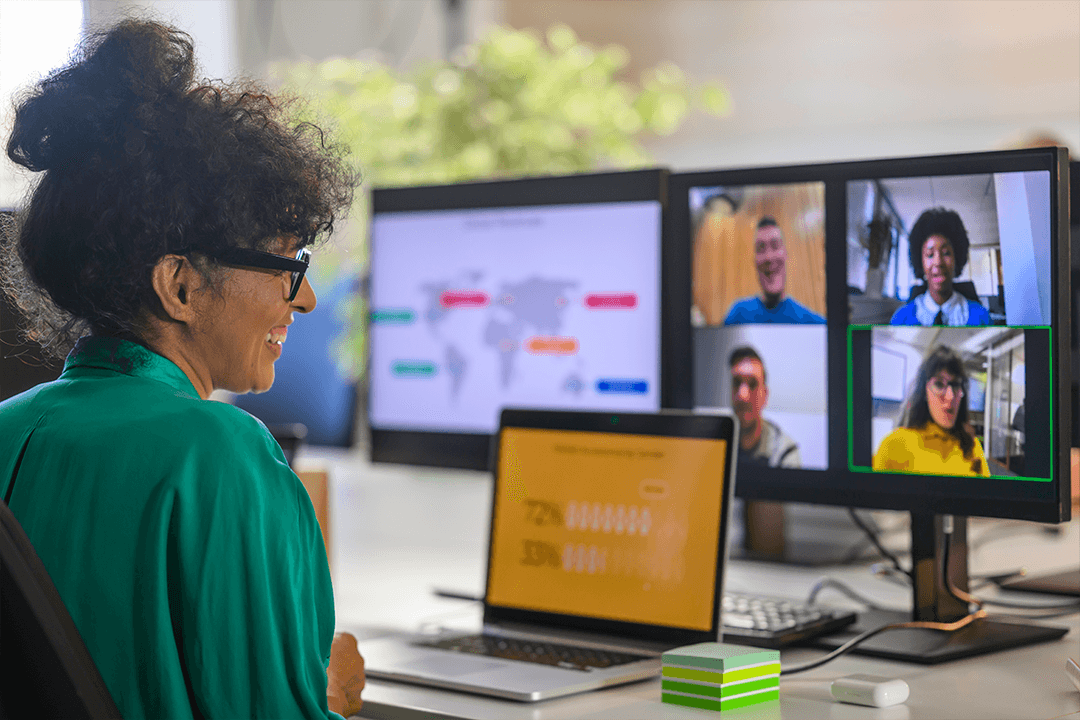 Mulher durante videoconferência, usando técnicas de oratória no digital