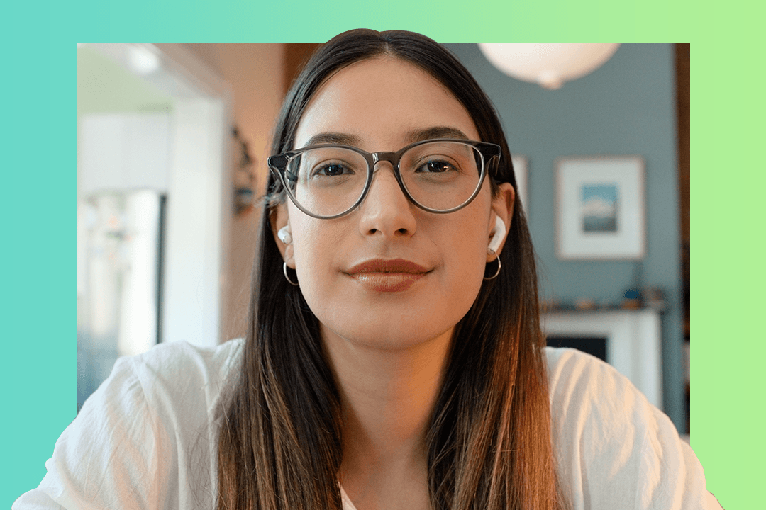 Mulher durante videoconferência, usando técnicas de oratória no digital