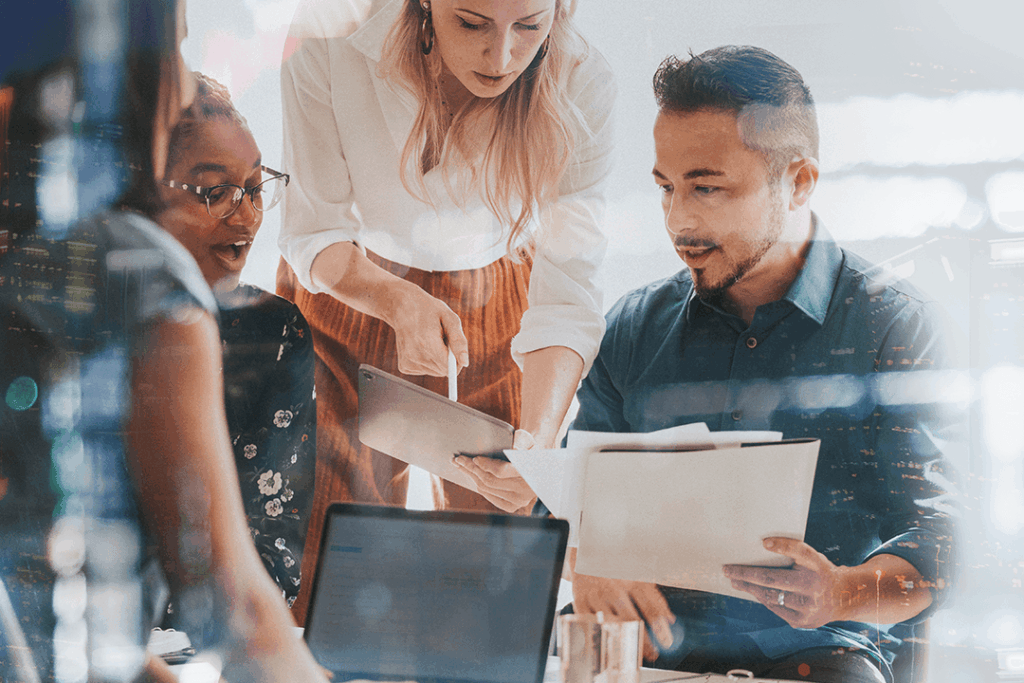 Funcionários durante treinamento sobre como se comunicar com eficiência