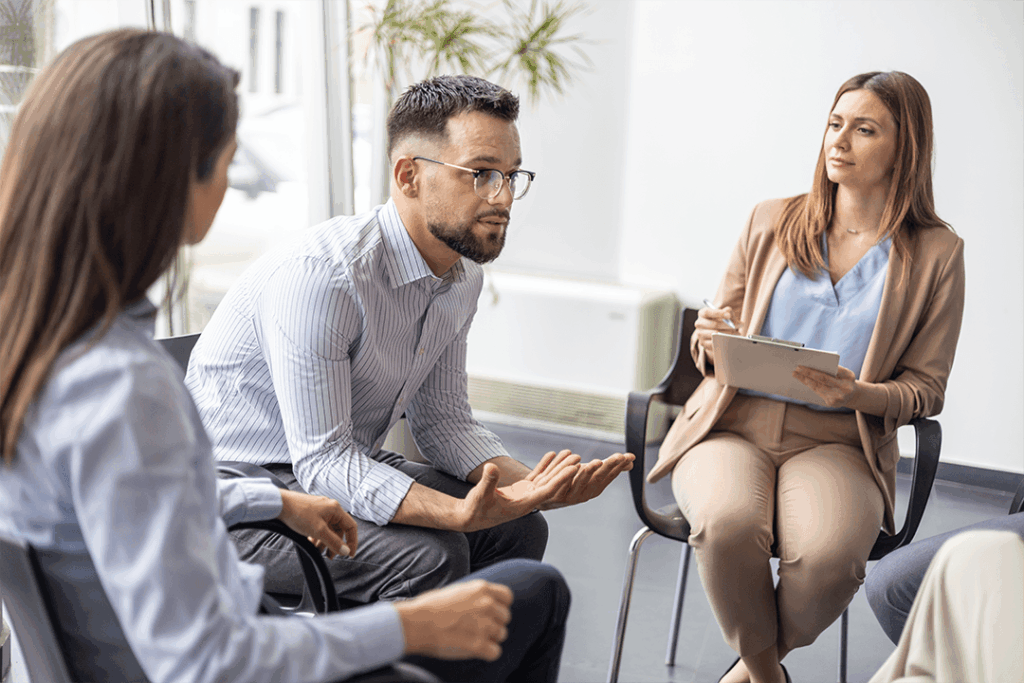 Pessoas desenvolvendo a inteligência emocional em treinamento