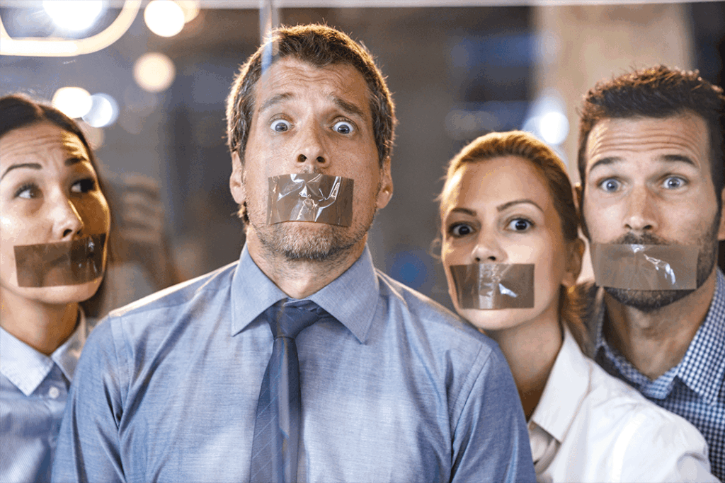Pessoas com uma fita na boca, simbolizando o que não falar em uma apresentação