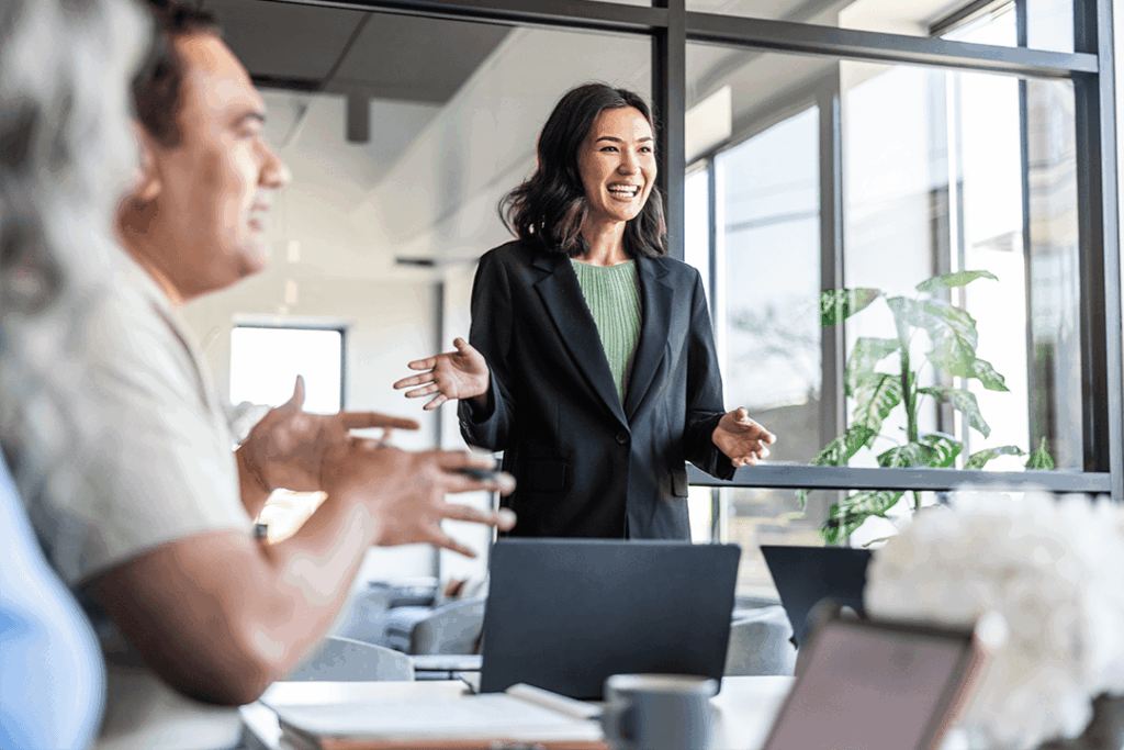 Executiva usando técnicas de improvisação durante uma apresentação
