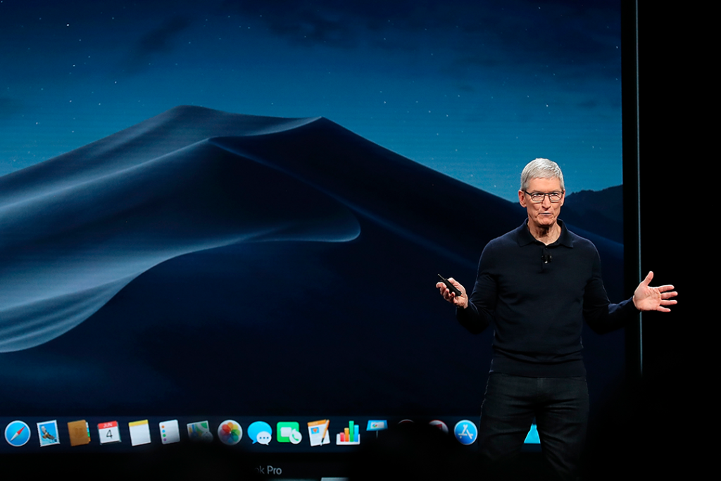 Executivo conduzindo uma apresentação no estilo Apple.