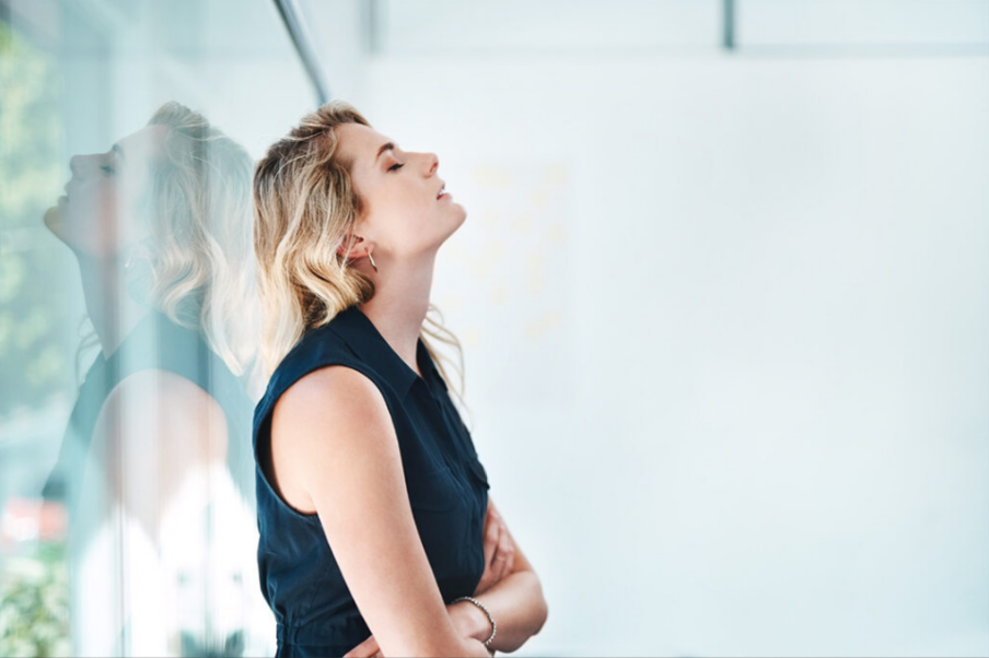 Mulher triste ao ter cometido erros em apresentações em eventos.