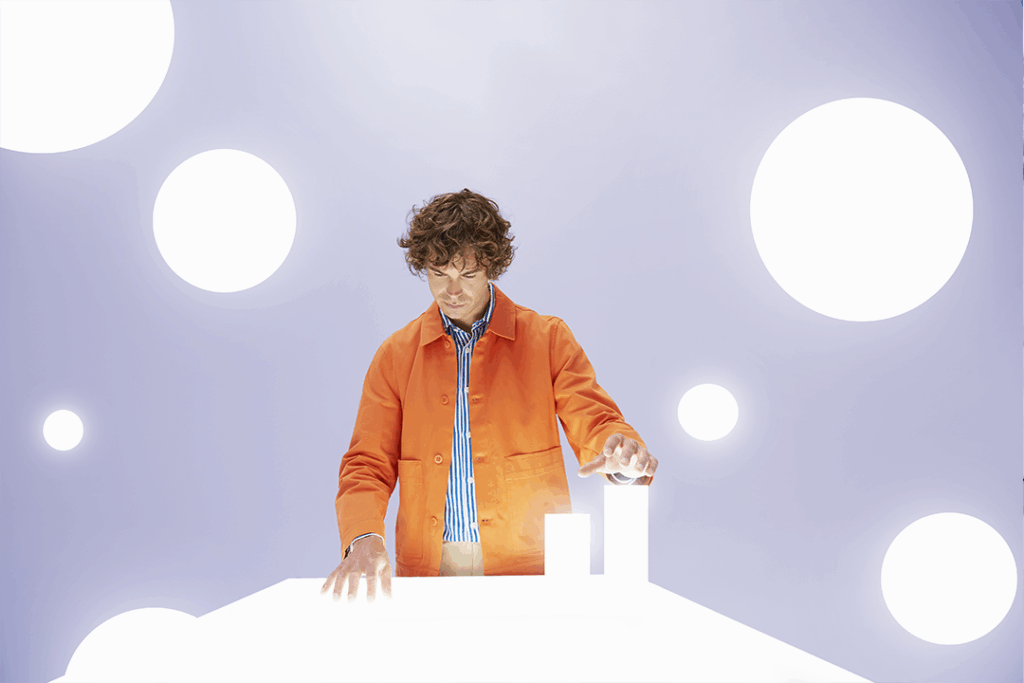 Homem realiza projeto de diversidade, inovação e futuro do trabalho