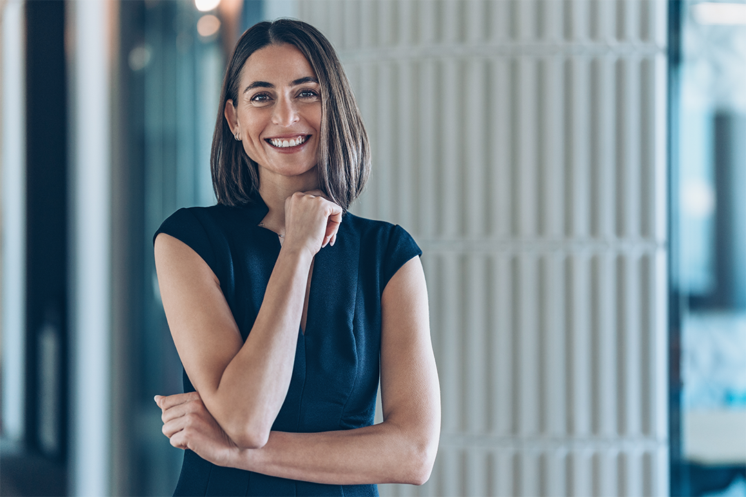 Mulher executiva sorrindo para foto representando storytelling e liderança
