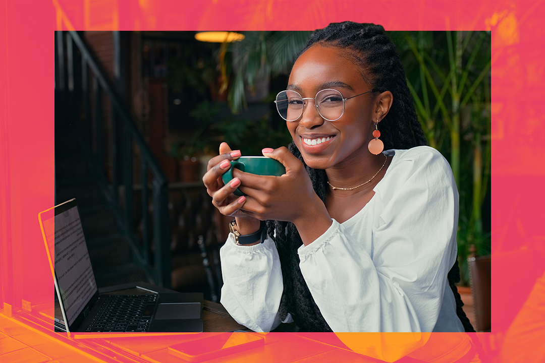 Mulher sorri enquanto segura uma xícara de café e conversa sobre storytelling na vida pessoal e profissional