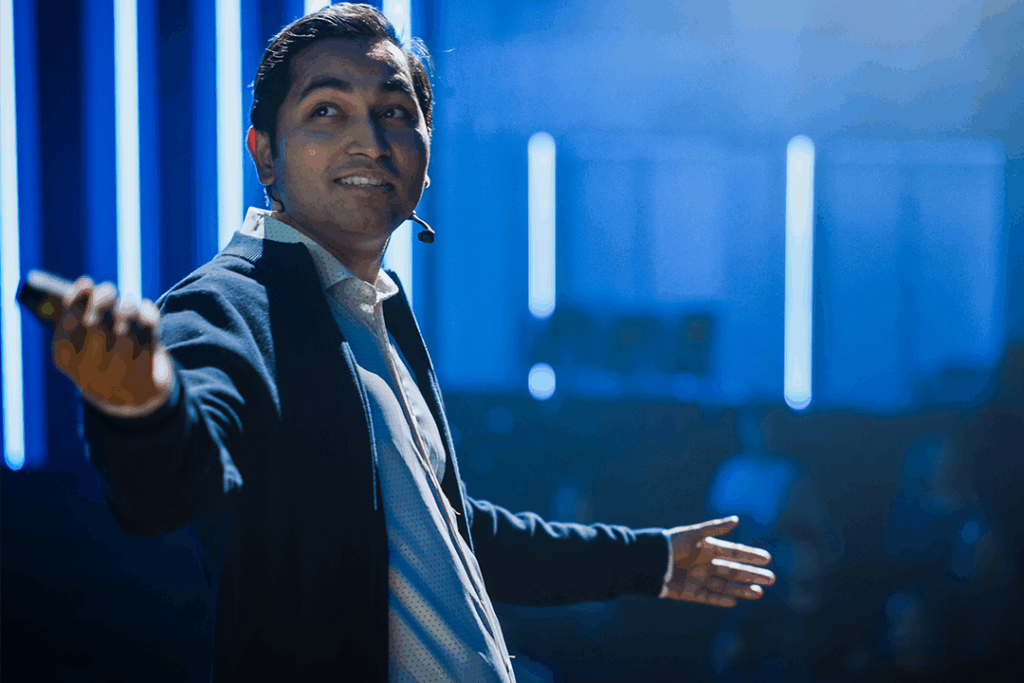 Homem durante uma apresentação de lançamento de produto