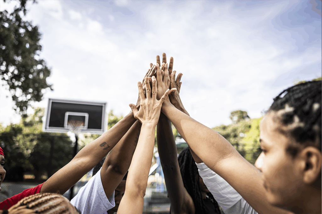 Mãos unidas representando regionalismos na comunicação corporativa