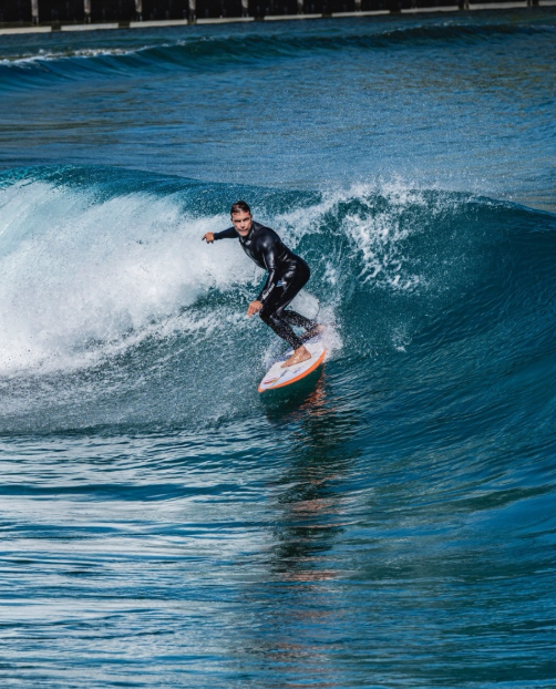 Surfista e embaixador da SOAP, Carlos Burle, pegando uma onda